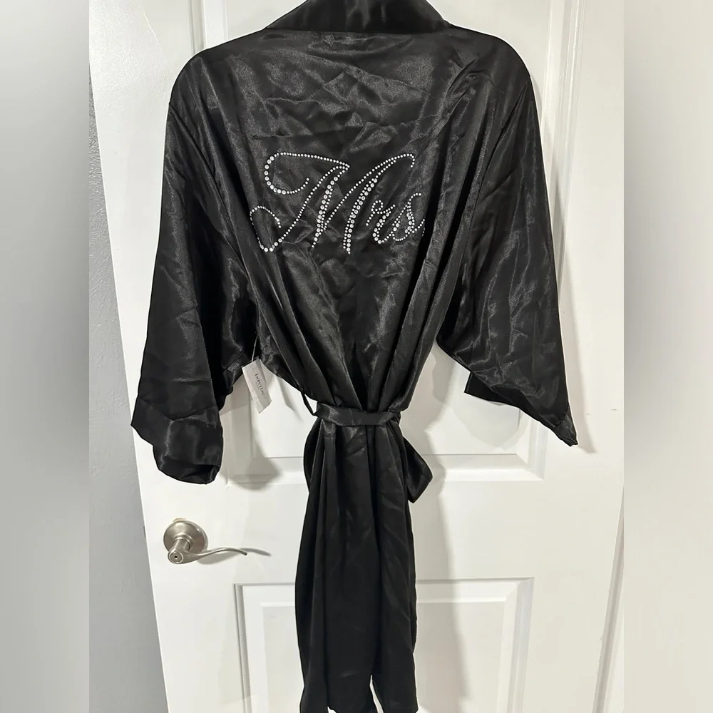 NWT David’s Bridal Mrs. Satin Robe - Picture 6 of 9